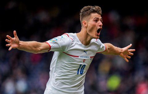 Český útočník Patrik Schick po své druhé brance v utkání proti Skotsku