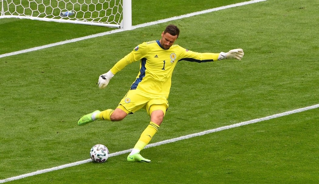 Český gólman Tomáš Vaclík během utkání na EURO se Skotskem