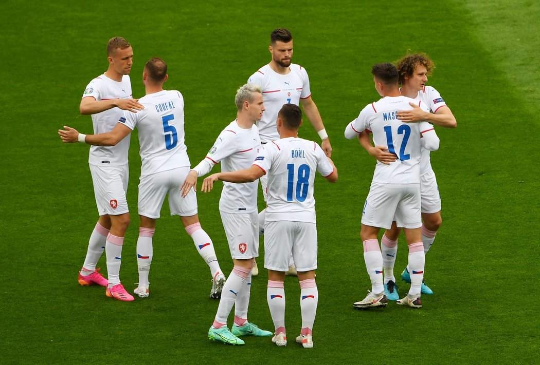 Čeští fotbalisté před zahájením zápasu na EURO proti Skotsku