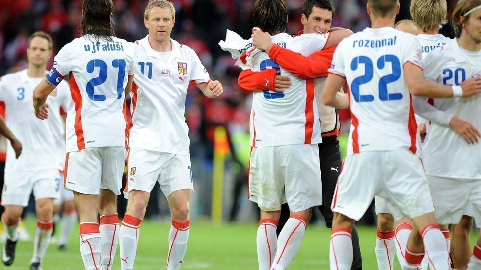 Čeští fotbalisté se radují po utkání se Švýcarskem