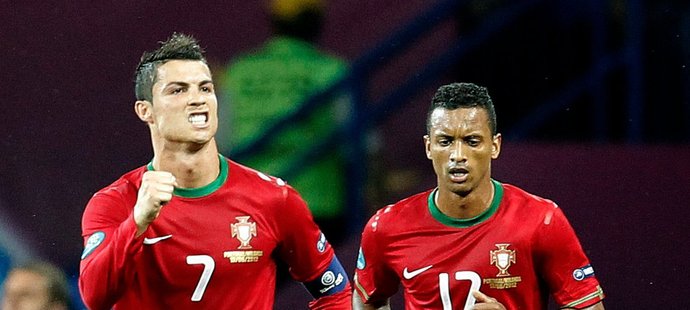 Ronaldo a Nani se radují z první branky v síti Nizozemska