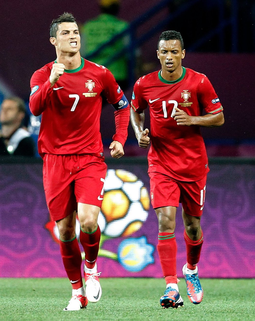 Ronaldo a Nani se radují z první branky v síti Nizozemska