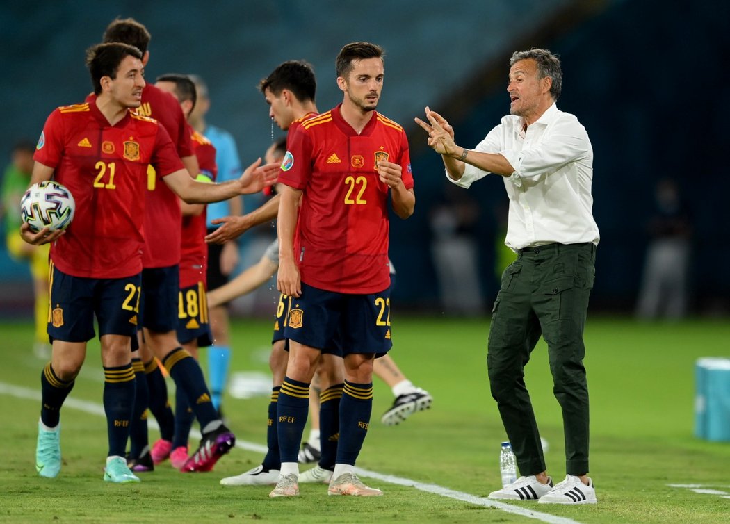 Španělští fotbalisté během utkání na EURO proti Švédsku