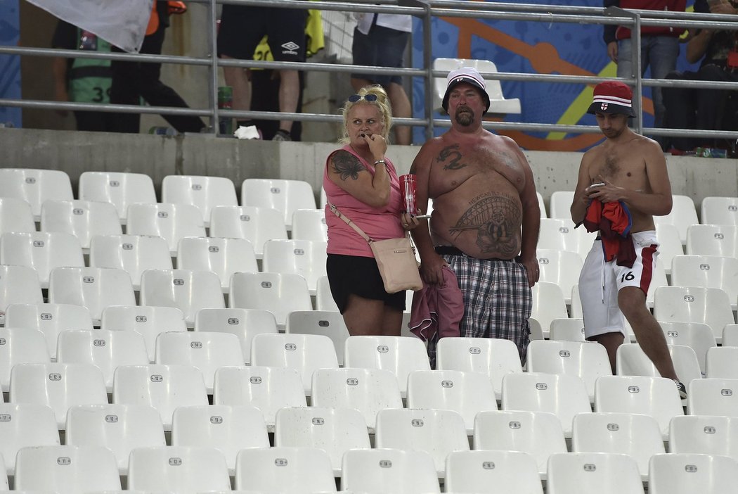 Někteří fanoušci Anglie se řádění ruských hooligans nestačili divit