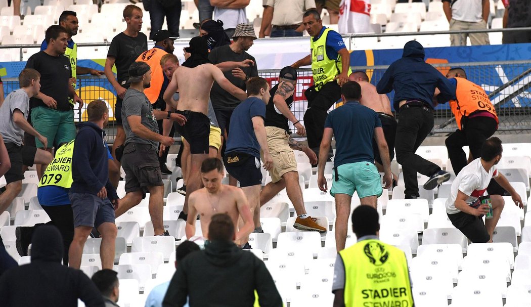 Po pár minutách oba znepřátelené tábory rozehnali pořadatelé a policejní složky