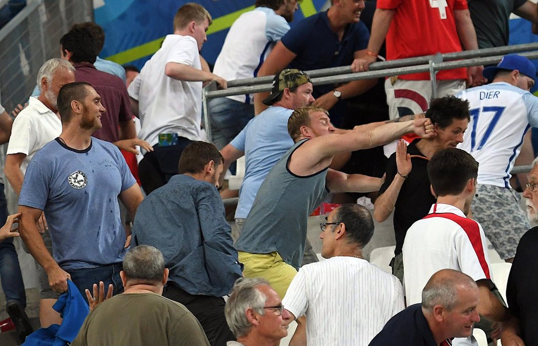 Po zápase Anglie - Rusko na EURO došlo i na pěstní výměny názorů mezi fanoušky