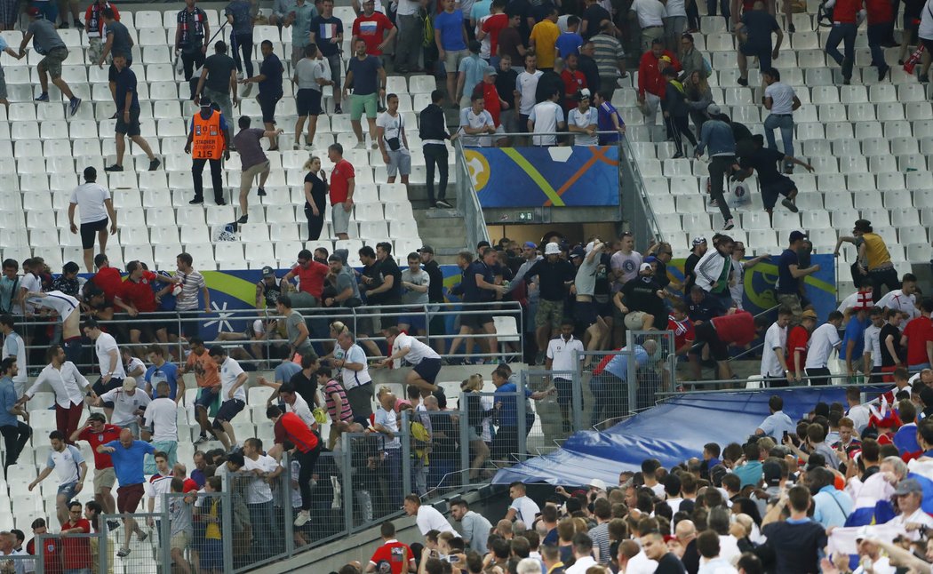 Při řádění ruských hooligans nastala na stadionu panika