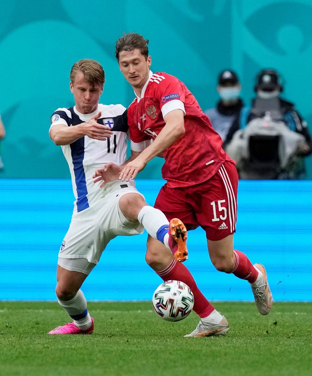 Alexej Mirančuk z Ruska (v červeném) v utkání proti Finsku na EURO