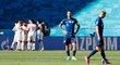 Zklamaní slovenští fotbalisté po inkasované brance od Španělska