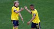 Švédská radost po gólu Emila Forsberga (vlevo) z penalty proti Slovensku