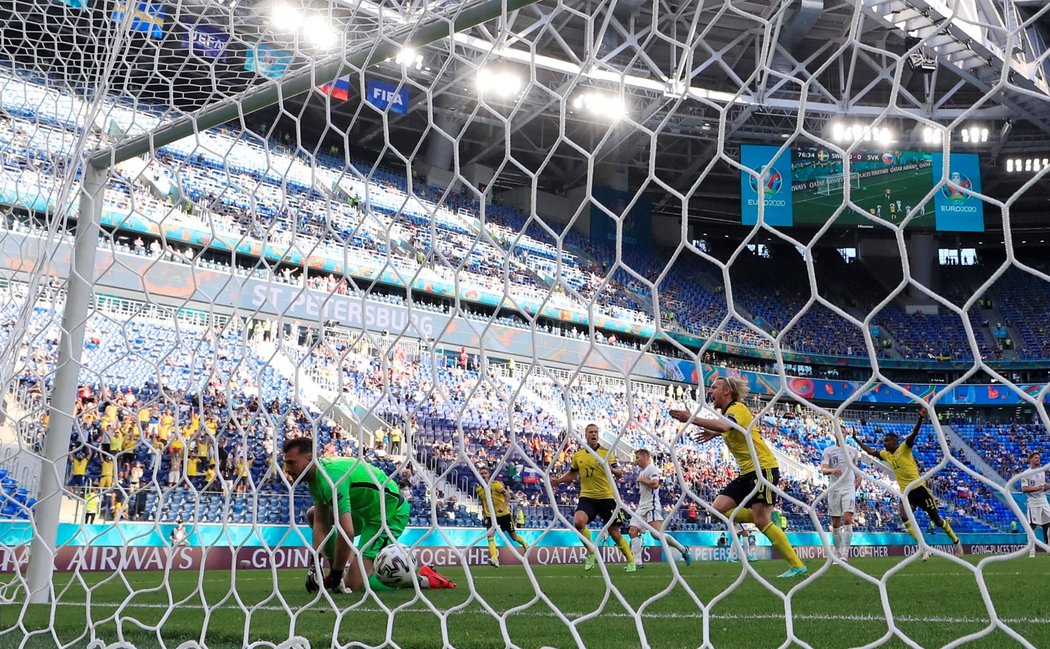 Emil Forsberg oslavuje gól z penalty proti Slovensku