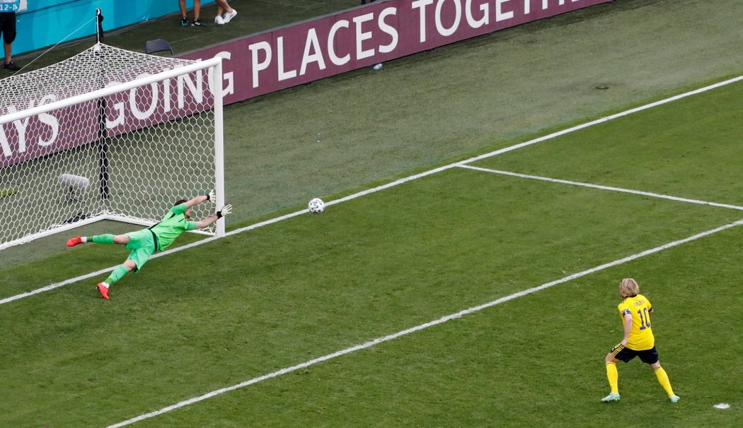 Emil Forsberg proměňuje pokutový kop proti Slovensku