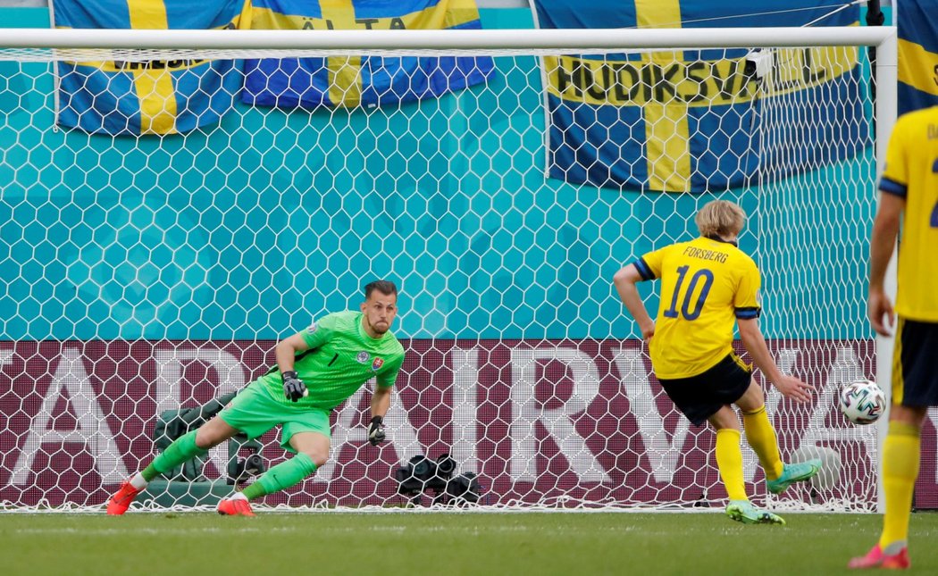 Emil Forsberg proměňuje pokutový kop proti Slovensku