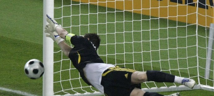 Španělský brankář Iker Casillas likviduje penaltu.
