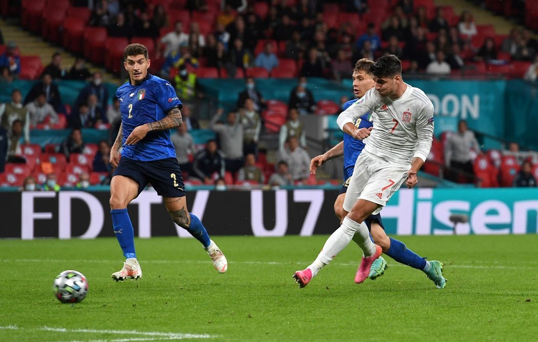 Vyrovnáno! Španělský útočník Álvaro Morata střílí gól na 1:1 v semifinále EURO 2021 s Itálií