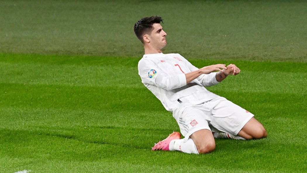 Vyrovnáno! Španělský útočník Álvaro Morata slaví gól na 1:1 v semifinále EURO 2021 s Itálií