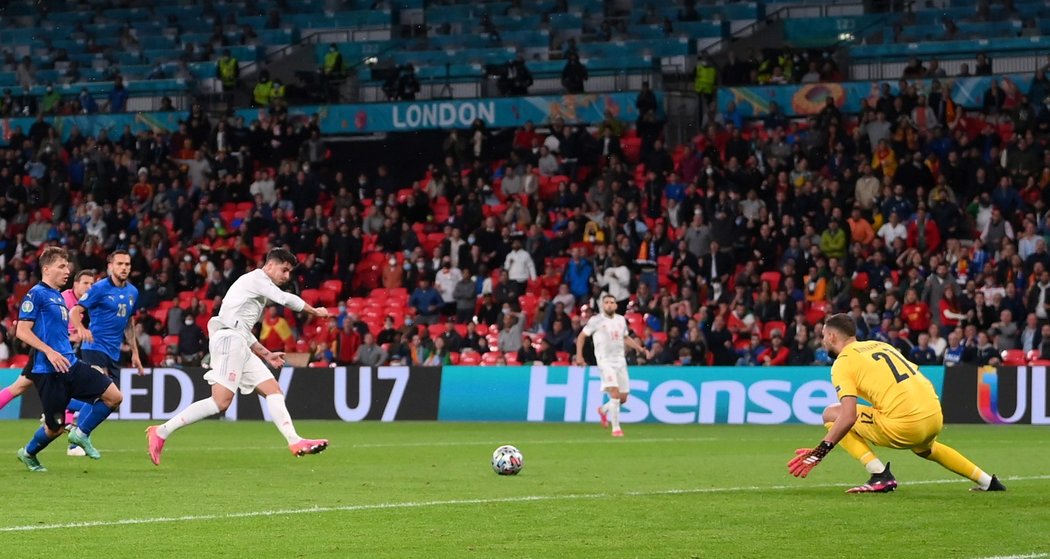 Vyrovnáno! Španělský útočník Álvaro Morata střílí gól na 1:1 v semifinále EURO 2021 s Itálií