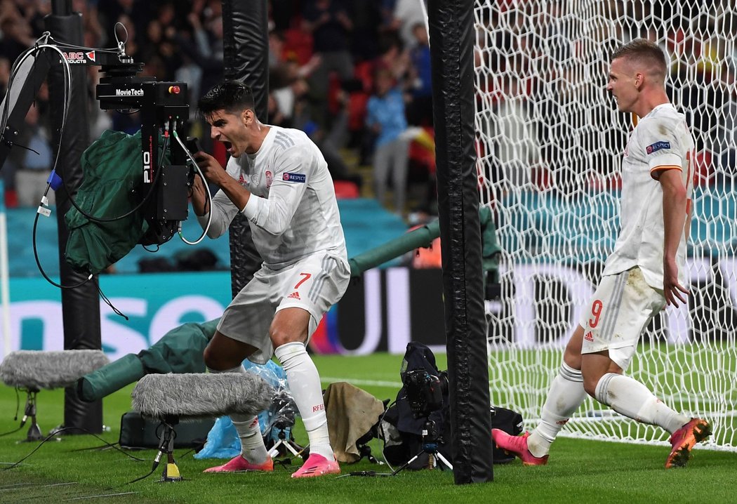 Vyrovnáno! Álvaro Morata slaví před kamerou svou trefu na 1:1 v semifinále EURO 2021 s Itálií