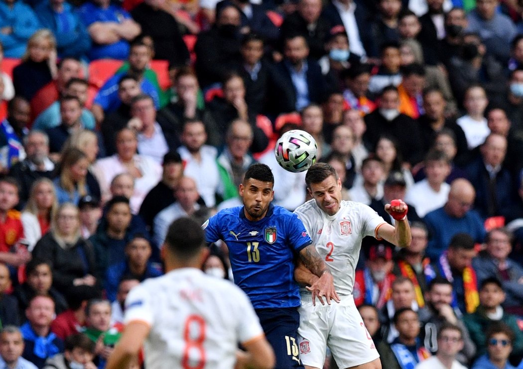 Hlavičkový souboj italského beka Emersona se španělským obráncem Césarem Azpilicuetou v semifinále EURO 2021