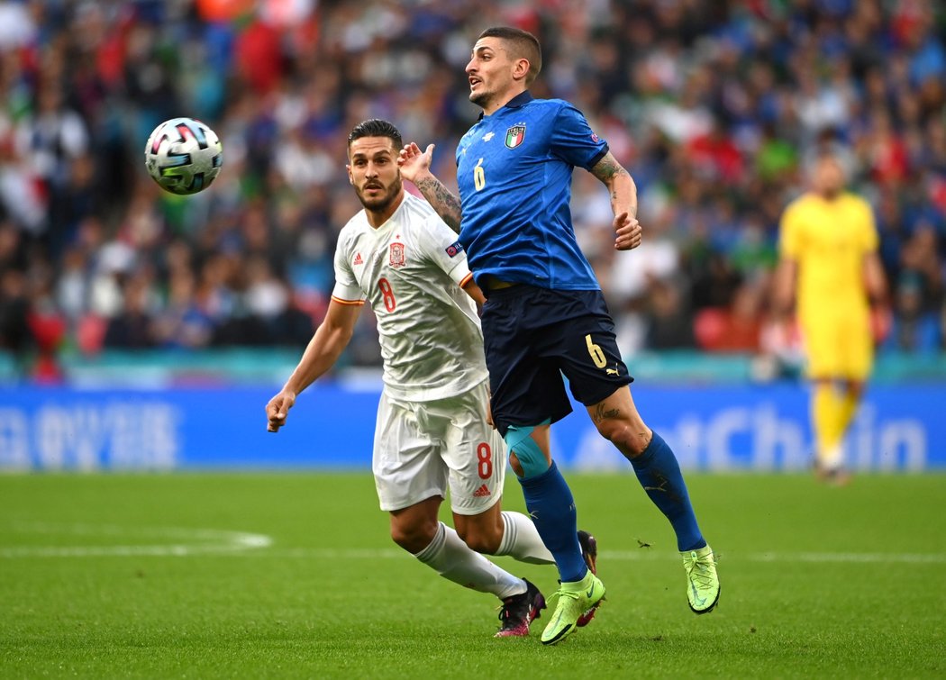 Souboj hvězd! Italský záložník Marco Verratti bojuje o míč se španělským Kokem v semifinále EURO 2021