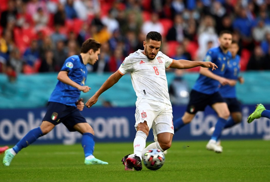 Španělský záložník Koke hledá pasem spoluhráče v semifinále EURO 2021 s Itálií