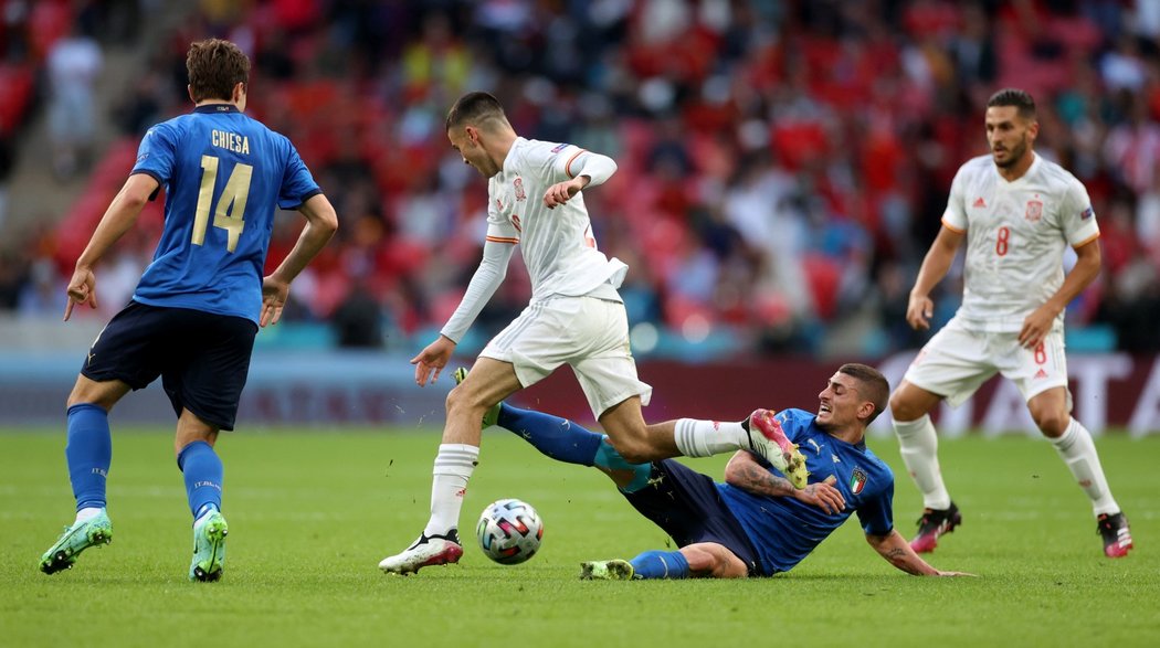 Španělský záložník Pedri se pokouší dostat přes italské protihráče v semifinále EURO 2021