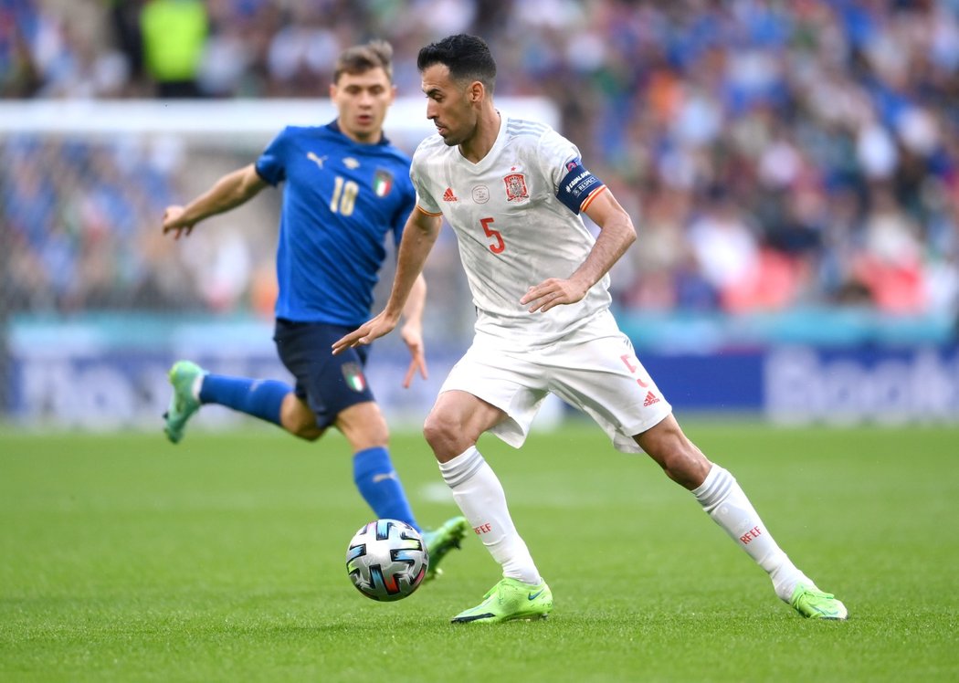 Španělský záložník Sergio Busquets si kryje míč v duelu semifinále EURO 2021 s Itálii