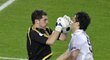 Španělský gólman Iker Casillas chytá míč před italským útočníkem Tonim.