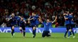 Italská euforie ve chvíli, kdy národní tým postoupil přes Španělsko do finále EURO na penalty