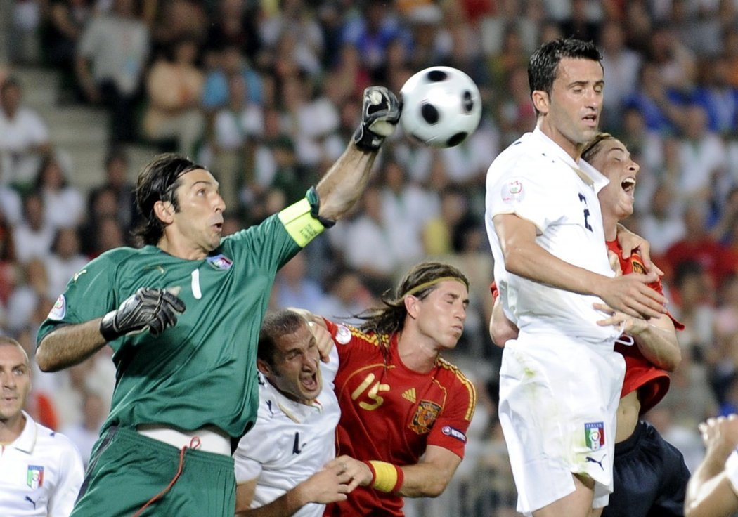 Italský gólman Gianluigi Buffon při jednom ze svých zákroků.