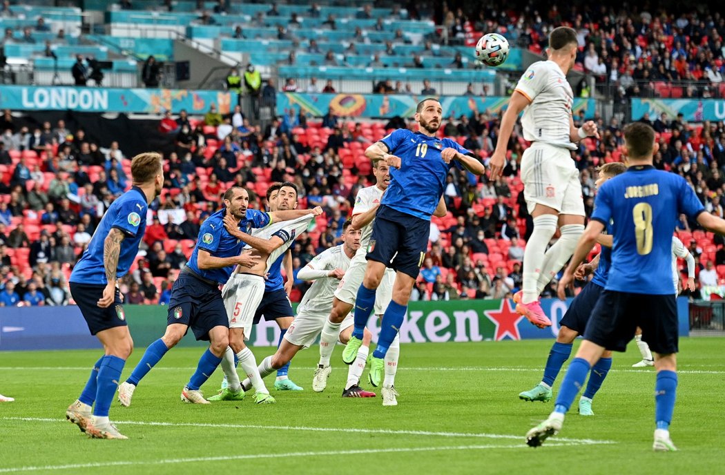 Skrumáž v italském pokutovém území v duelu se Španělskem v rámci semifinále EURO 2021