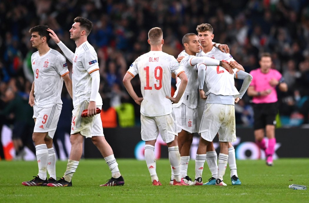 Zklamání španělských fotbalistů po penaltovém vyřazení z mistrovství Evropy proti Itálii