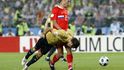 Sergio Ramos v souboji s Vasilijem Berezuckým.