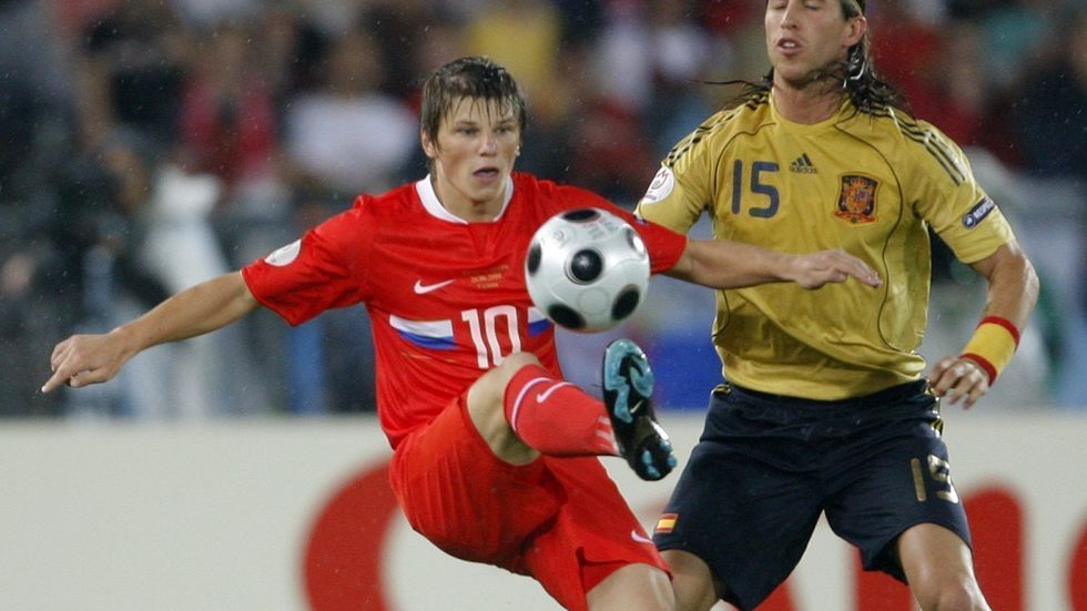 Aršavin v souboji se Sergio Ramosem.