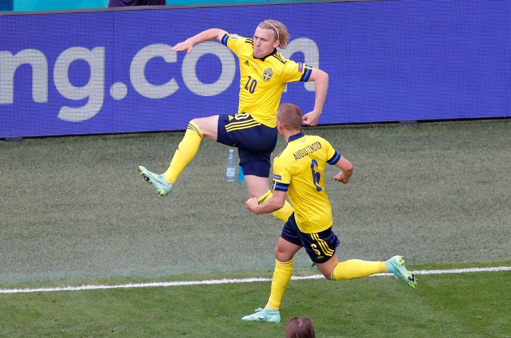 Emil Forsberg oslavuje svou trefu proti Polsku