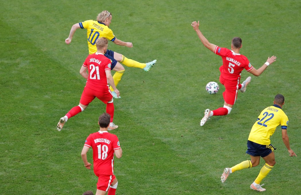 Emil Forsberg posílá Švédsko do vedení v utkání s Polskem