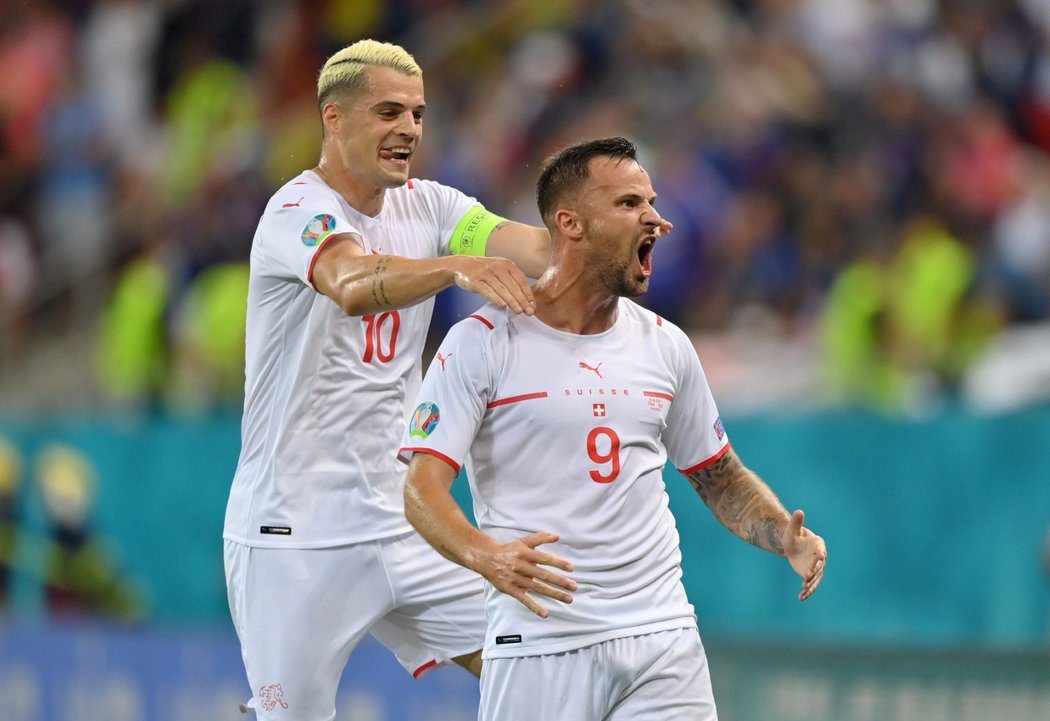 Gólová radost Švýcara Harise Seferoviče po gólu proti Francii v osmifinále EURO