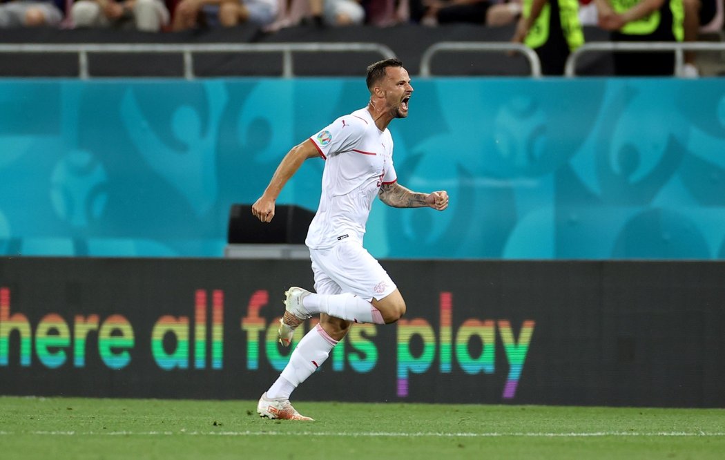 Gólová radost Švýcara Harise Seferoviče po gólu proti Francii v osmifinále EURO