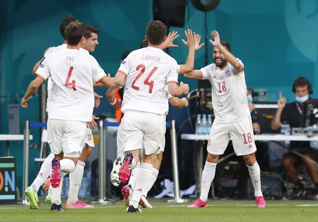 Španělé oslavují gól Jordiho Alby ve čtvrtfinále EURO proti Švýcarsku