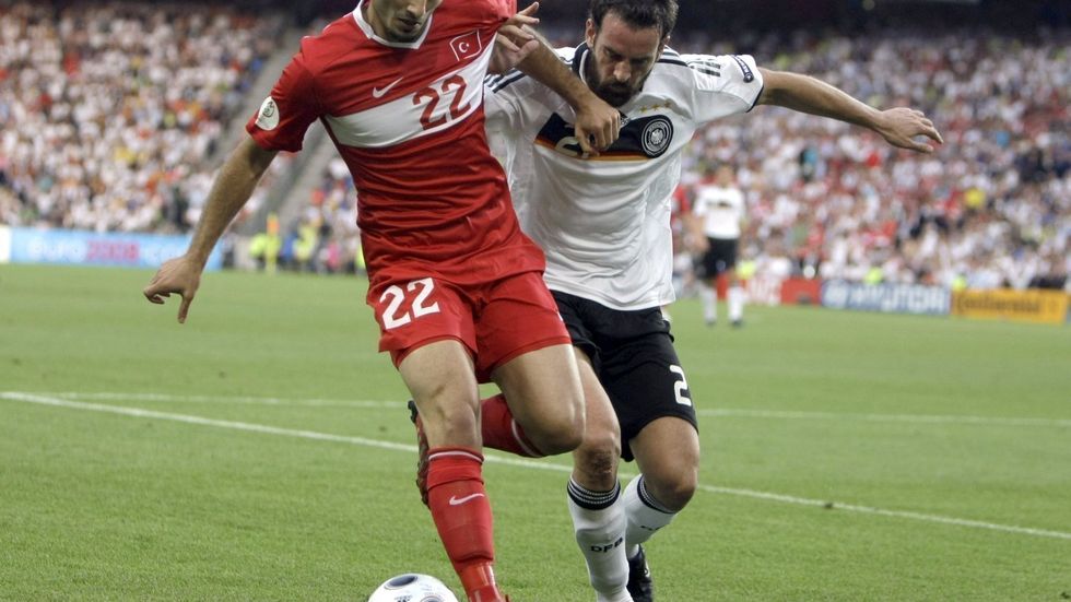 Turek Hamit Altintop a Němec Christoph Metzelder (vpravo) v souboji o míč.