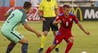 Michal Sadílek se snaží něco vymyslet na EURO U19 v zápase proti Portugalsku