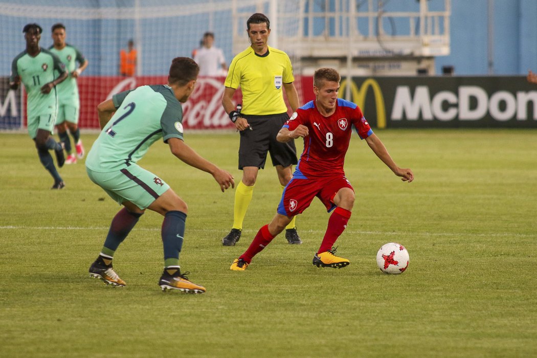 Michal Sadílek se snaží něco vymyslet na EURO U19 v zápase proti Portugalsku