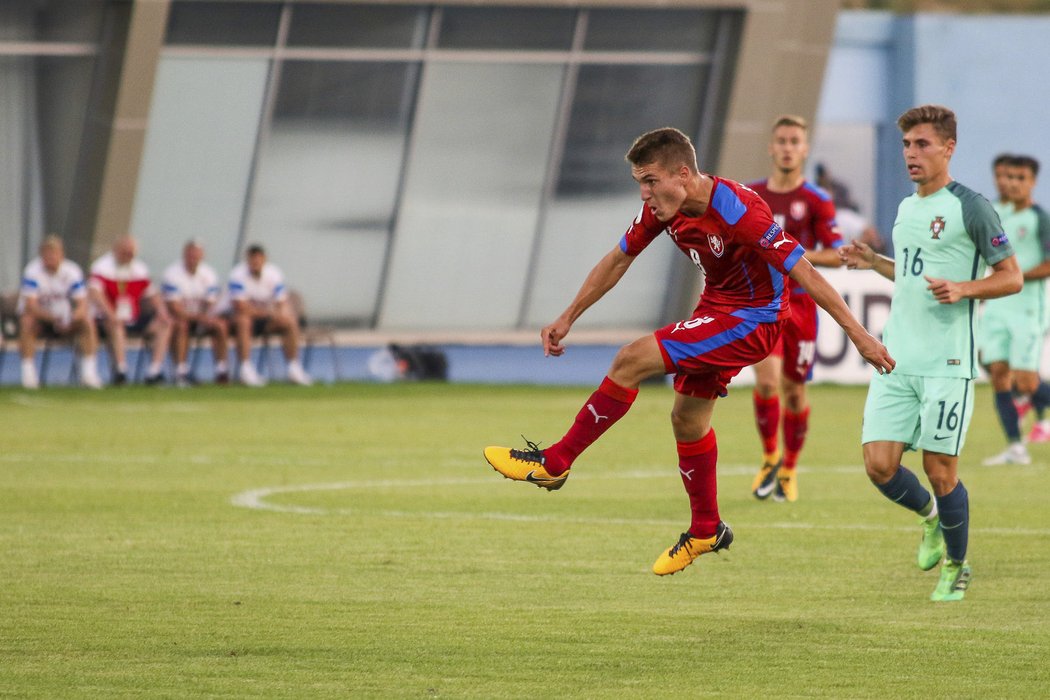 Michal Sadílek a jeho střelecký pokus v zápase EURO U19 proti Portugalsku