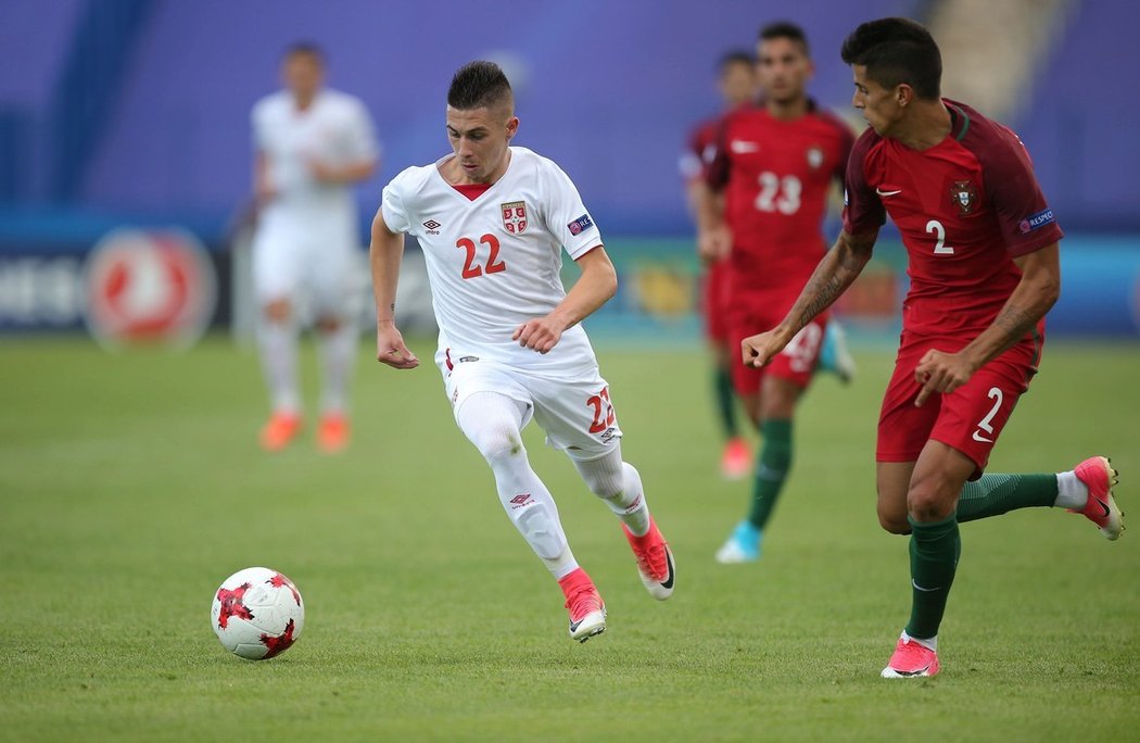 Srbský mladík Srdan Plavšić v zápase EURO U21 proti Portugalsku