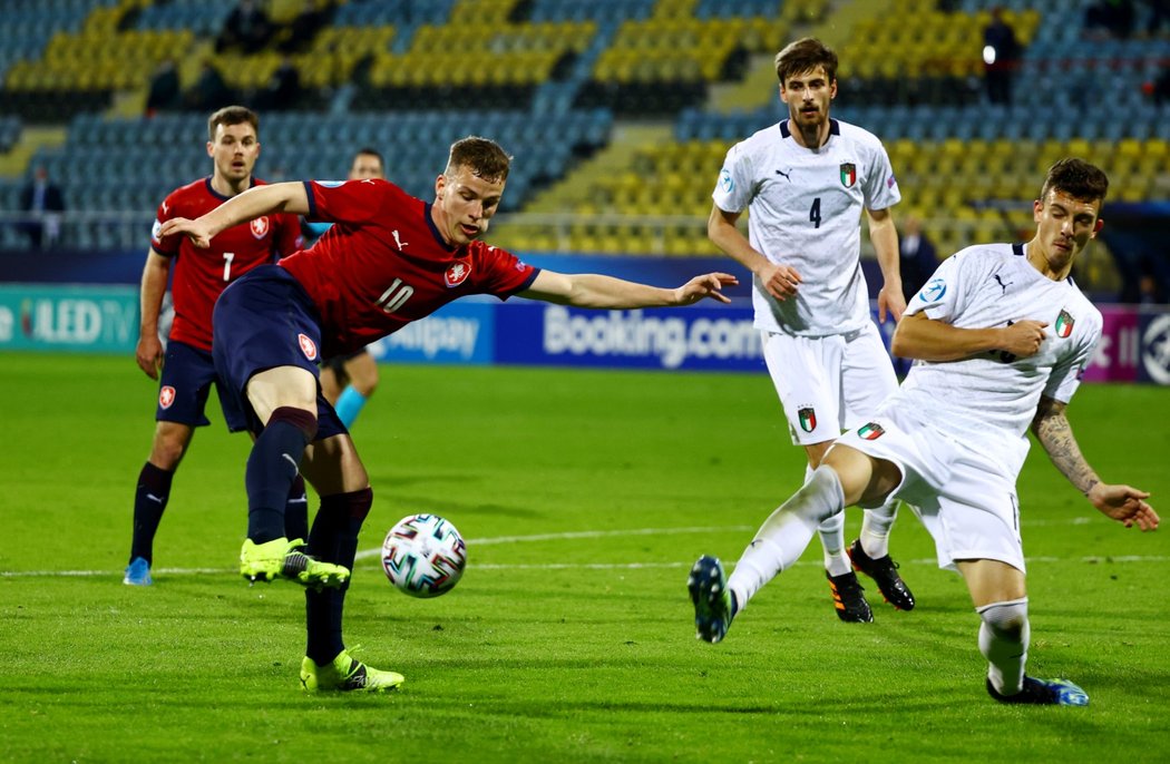 Ondřej Šašinka zakončuje českou akci v souboji s Itálií na EURO hráčů do 21 let
