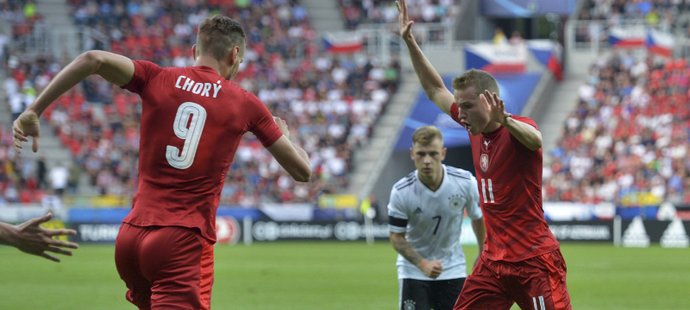 Tomáš Chorý a Jakub Jankto při zápase s Německem