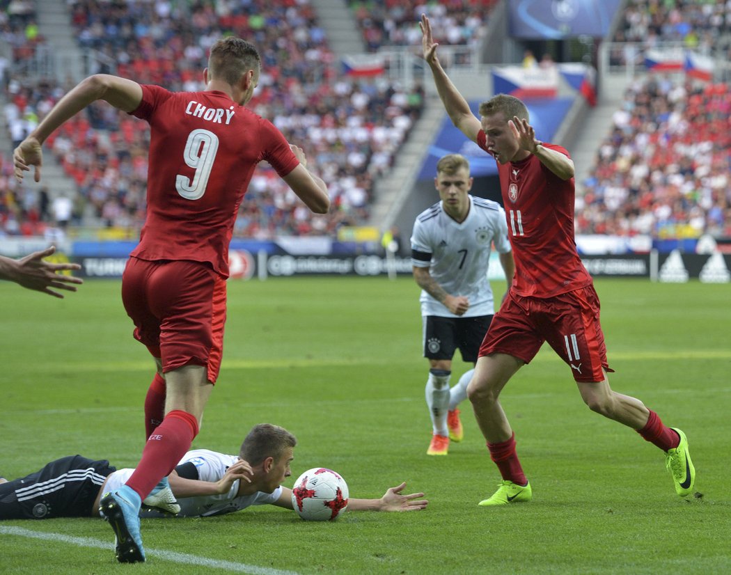 Tomáš Chorý a Jakub Jankto při zápase s Německem