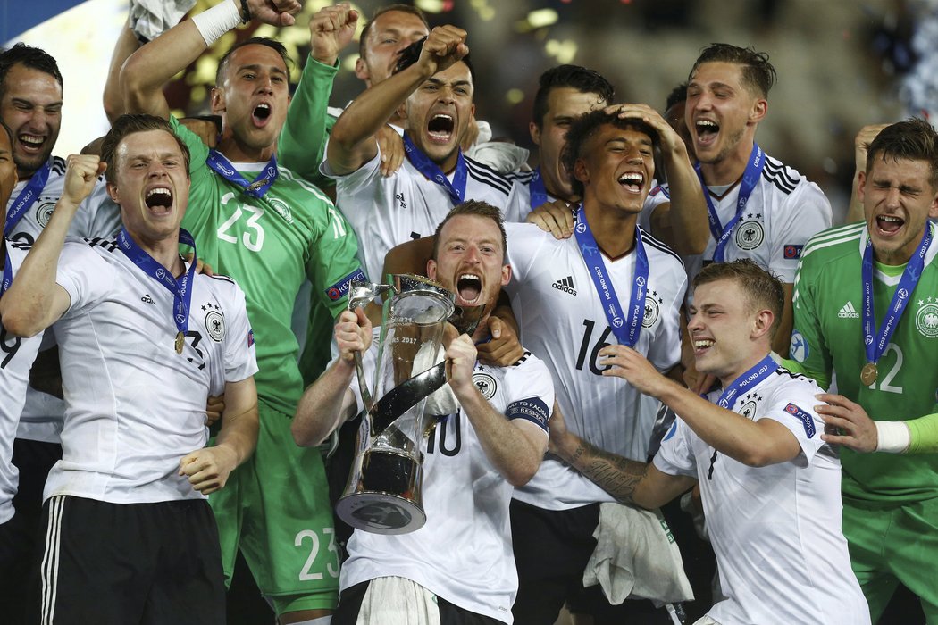 Maximilian Arnold, kapitán Německa, pozvedá trofej pro vítěze EURO U21