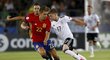 Mitchell Weiser se probíjí španělskou obranou při finále EURO U21