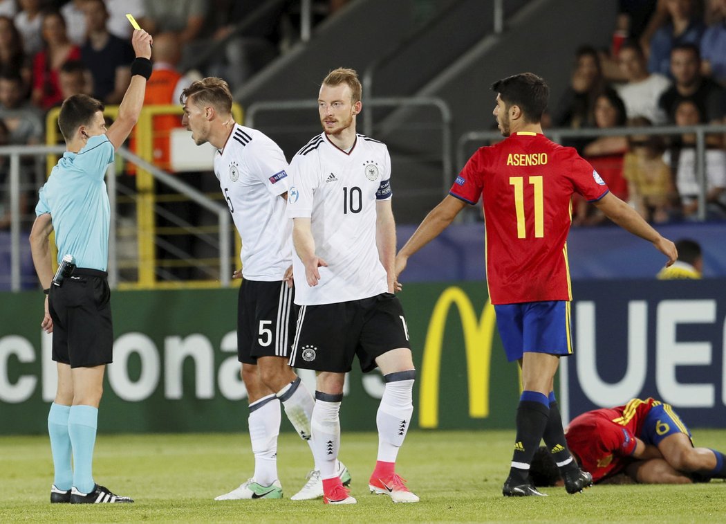 Max Arnold a Marco Asensio při finále EURO U21